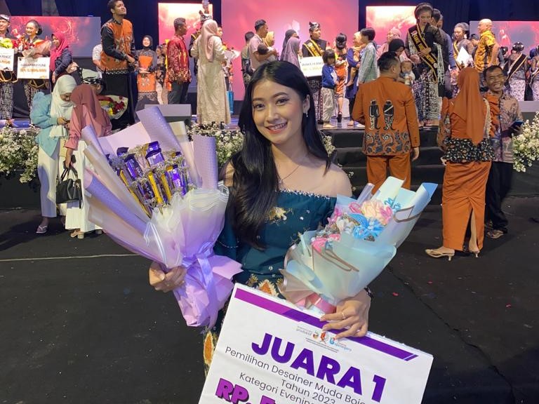 Tonjolkan Hansaria Batik Khayangan Api, Desainer Muda Banjarejo Juara Pertama Evening Gown Yune